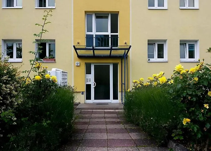 Helles Apartment Mit Balkon Am Grossen Garten Nahe Stadtzentrum
